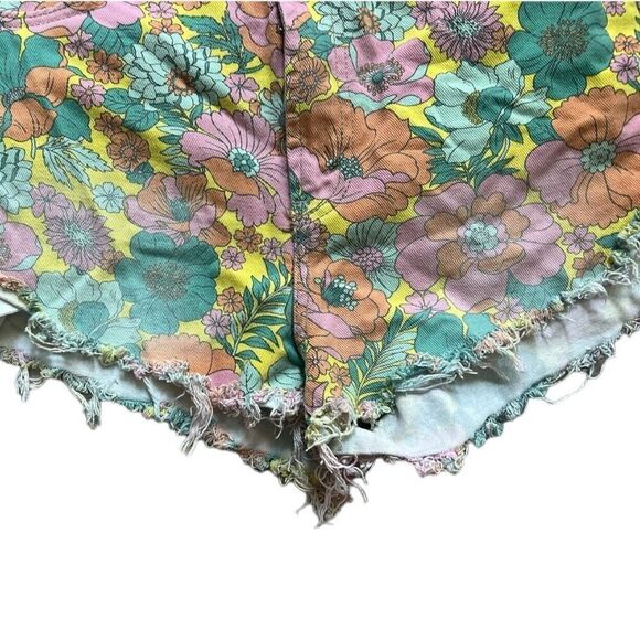Womens Wild Fable Highest Rise Flower Power Cheeky Raw Hem Jean Shorts - Sz 10 - Picture 4 of 5